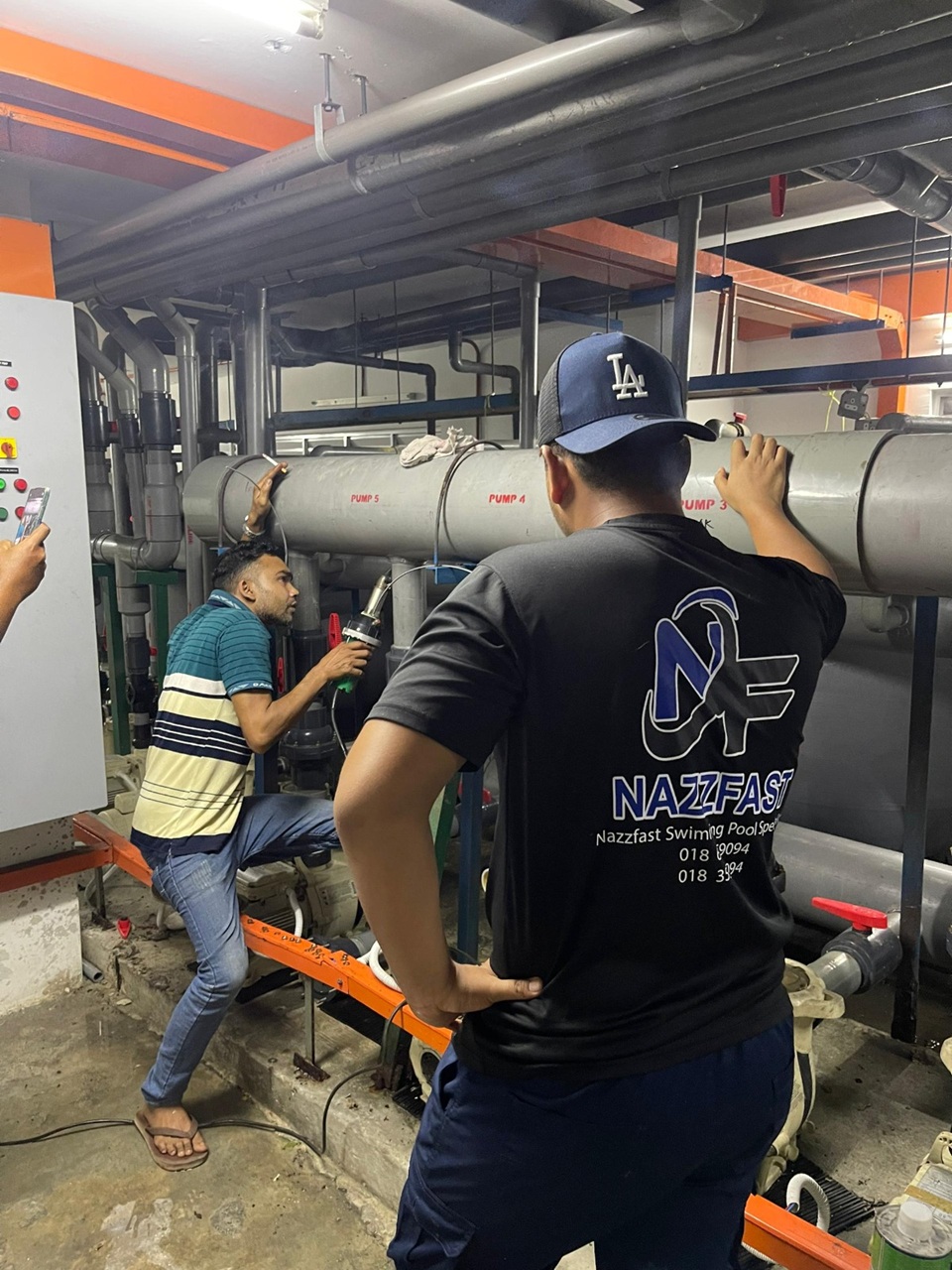 NazzFast menjalankan servis kolam renang